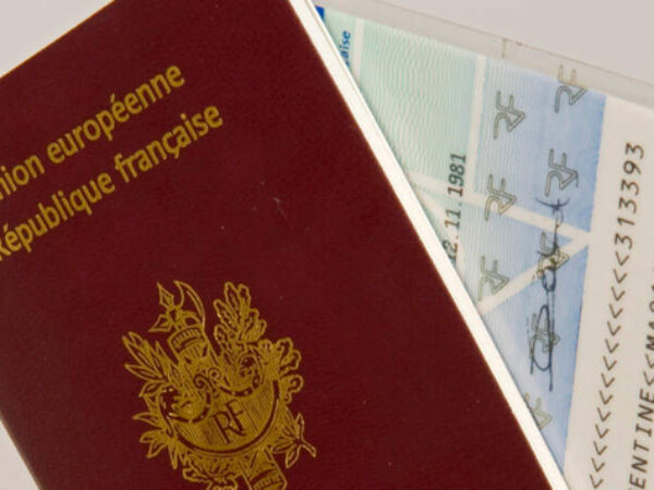 DANS LE CADRE D’UNE DEMANDE DE RENOUVELLEMENT DE CARTE D’IDENTITÉ OU PASSEPORT