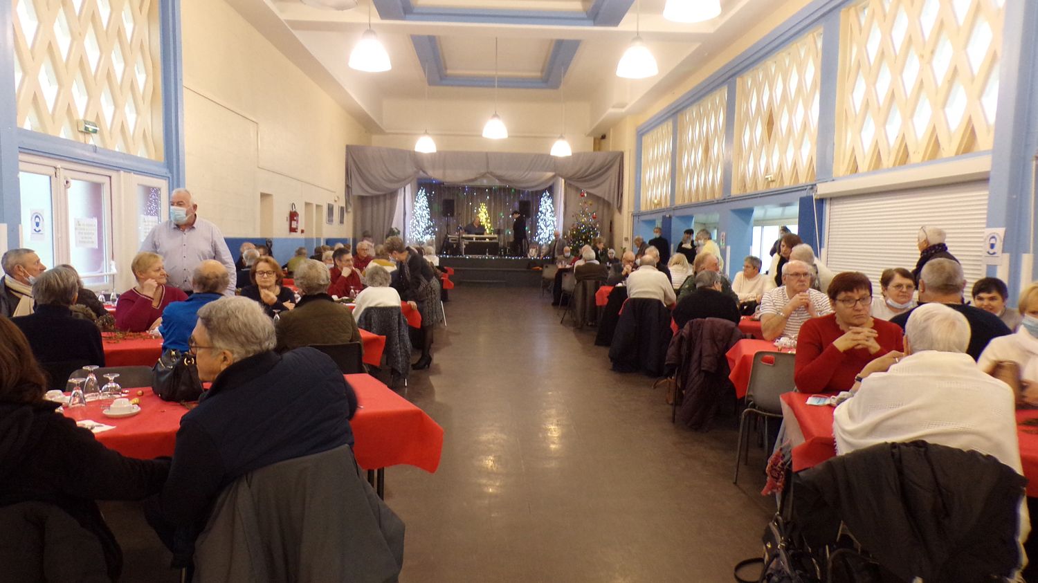 De beaux colis de Noël pour les personnes âgées 