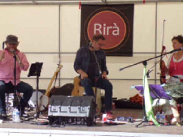 La première animation du samedi avec le groupe de musique irlandaise RIRÀ