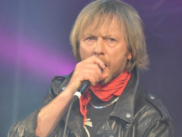 FRED CHANTE RENAUD UN TRÈS GROS SUCCÈS