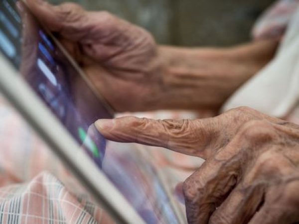 TOUS CONNECTÉS : LE NUMÉRIQUE POUR LES 60 ANS ET +
